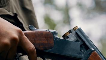 La mitad de los habitantes de este pueblo son cazadores y el cura se frota las manos