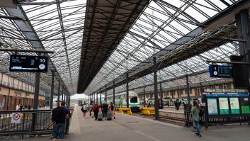 Una joven salva el día a un hombre que no controla el idioma y se lleva una sorpresa al buscar quién era por Google