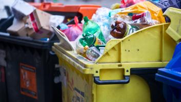Un anciano tira una caja vieja al contenedor de reciclaje y está a punto de perder 20.000 euros
