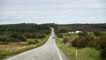 Una familia se ve obligada a romper las reglas de un experimento televisivo al cuarto día al detectar esta amenaza