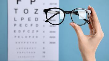 Un oftalmólogo habla claro sobre qué hace que nos aumenten las dioptrías realmente
