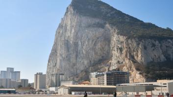 España envía su buque de guerra a Gibraltar y ya se habla abiertamente de "polvorín"
