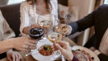 Ni un ratito ni todo el día: una nutricionista revela cuánto debes esperar antes de conducir si has bebido