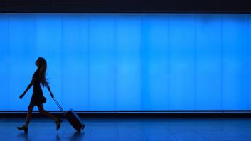 Un piloto corre 40 minutos en el aeropuerto para encontrarse con la responsable de que siga vivo