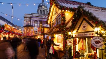 Pide dos perritos calientes en un mercado navideño y la broma le sale por 700 euros: "Mi familia siempre tiene mala suerte por estas fechas"