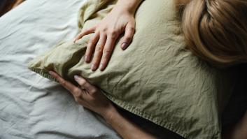 Una eminente neurocientífica alerta de la postura para dormir que nos hace pensar peor y amplifica nuestros problemas