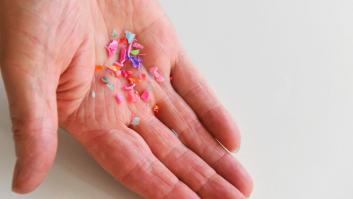 Un estudio calcula la cantidad de microplásticos que inhalamos a diario en casa y la cifra final es preocupante