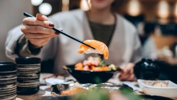 Una experta en infecciones desvela lo que más perturba cuando come sushi: "Lo más normal es que no notes el gusano"