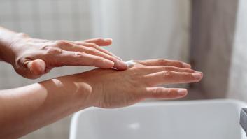 Una dermatóloga desvela el producto que todos tenemos en casa para terminar con la sequedad de la piel