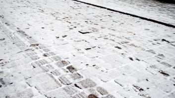 El material barato que se pega al hielo para evitar resbalones en tu patio exterior