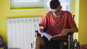 Tiran abajo la puerta del centro de los horrores: niños discapacitados encerrados reciben medicamentos caducados