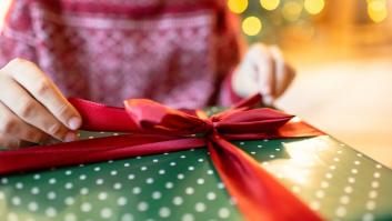 Un hombre reforma la casa de sus padres y descubre un regalo suyo de hace 46 años oculto en una pared: "Tenía mi nombre"