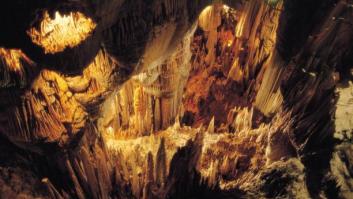 La cueva de España donde se bañan las hadas goza de una cascada de 15 metros y un espectáculo de estalactitas