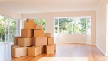 Alquila su casa a un matrimonio y en la mudanza se cuelan 8 personas más al piso: ahora tiene la casa llena de okupas