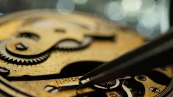 La gran crisis detiene el tiempo a los relojeros suizos: "Me echaron 20 minutos antes de llegar al trabajo"