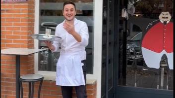 El humorista Álvaro Casares señala las claves para ser un buen camarero en España