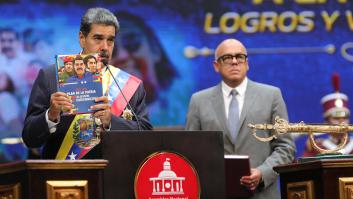 Maduro ordena preparar y aceitar "los fusiles" ante "amenazas criminales" de los expresidentes colombianos