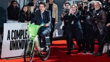 El camino en bici de Timothée Chalamet al estreno de 'Un completo desconocido' termina en multa