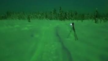 El cielo de Alaska se tiñe de magia cuando una aurora boreal transforma la nieve en un paisaje verde