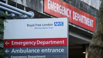 Alarma en Europa por el desastre de los hospitales de Reino Unido: "La gente muere en los pasillos y son atendidos en los baños"
