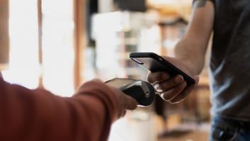 Tienen que pagar 79,20€ euros en un bar, piden dividir la cuenta y lo que hacen luego indigna al camarero