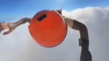 Así es atravesar las nubes: un paracaidista lo graba todo desde el aire