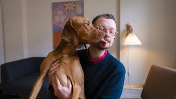 Un reciente estudio encuentra salmonela resistente a antibióticos en perros que contagia a humanos: "La infección puede ocurrir muy fácilmente"