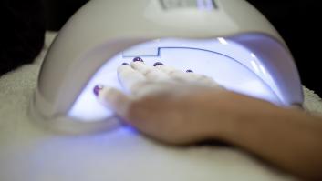 Una dermatóloga activa las alarmas y pide que nadie se haga este tipo de manicura tras asociarla al cáncer