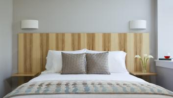 El gesto que realizan muchos trabajadores de hotel a pesar de que saben que no hay nadie en la habitación: "Me entrenaron para eso"