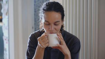 Piden beber un vaso diario de la bebida más popular para evitar el cáncer más frecuente en España