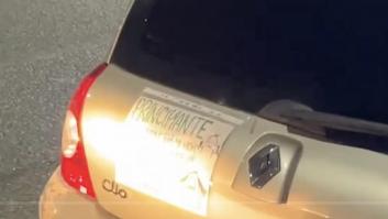 Se acaba de sacar el carnet y pone un cartel detrás del coche que debería enmarcarse y ponerse en la DGT