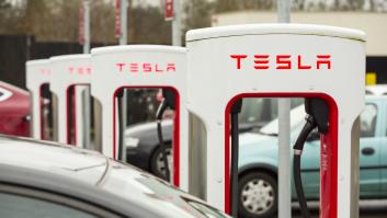 Un joven lleva revisando sus facturas de luz después de cargar su Tesla durante 1 año: el balance es demoledor