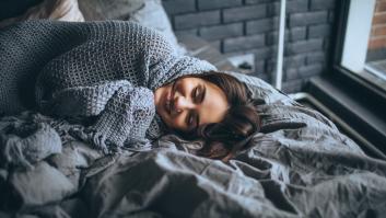 El significado psicológico oculto de dormir con una manta incluso con calor