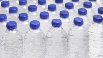 Los tapones de las botellas de plástico vuelven a cambiar y no es el único cambio inminente que notarás en los envases