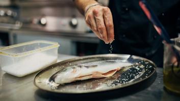 Ni papel de aluminio ni en sartén: así preparan el pescado en las cocinas de restaurantes con estrellas Michelin