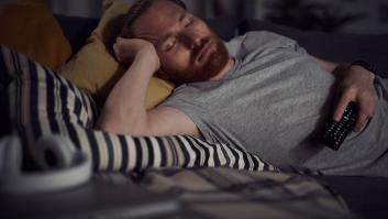 Tu cuerpo te está mandando la gran señal de aviso si todas las noches te duermes con la tele encendida