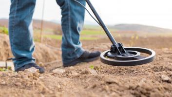 Salen con el detector de metales y tropiezan con un tesoro real que activa un comunicado urgente de los arqueólogos