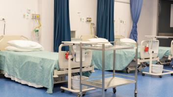 Se queda a dormir en el hospital y lo que le pasa con la compañera de habitación es para no echar ojo