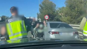 Las impresionantes imágenes de la policía liberando a un secuestrado en plena carretera