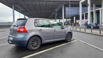 Este coche lleva aparcado 12 meses en el aeropuerto, su dueño debe pagar más de 200.000 euros y todo se complica