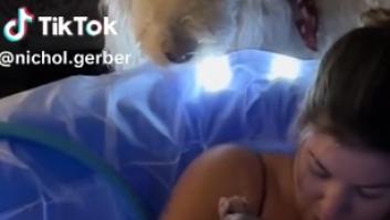 Una mujer vuelve a ver el vídeo de su parto en casa y se encuentra algo totalmente inesperado