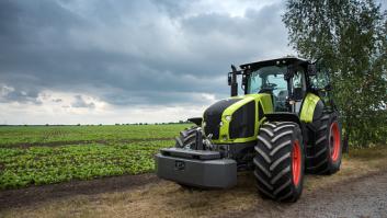 Un hombre sale con su tractor y empiezan a gritarle que se detenga para no arrollar el tesoro que abre nuevos secretos