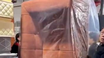 Muestran la forma de empaquetar sofás en China que impresiona a todo el mundo: "Están a años luz"