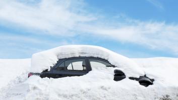 Compra un coche enterrado bajo la nieve: descubre la verdad oculta y las autoridades intervienen al acto