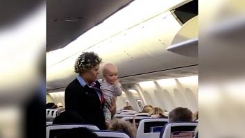 La receta secreta de una azafata para calmar el llanto de un bebé que conquista al resto de pasajeros