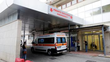 Se cae en la montaña, sufre fractura de columna y su padre médico entra en cólera al descubrir el trato en Urgencias