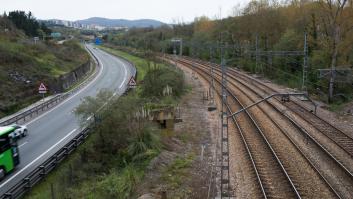 Adif busca empresa desesperadamente para abrir paso en una vía de tren en estado lamentable