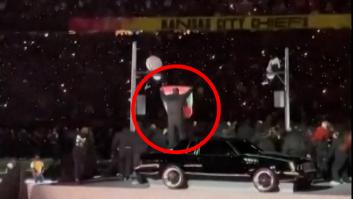Un espontáneo saca una bandera de Palestina en pleno escenario durante el descanso de la Super Bowl