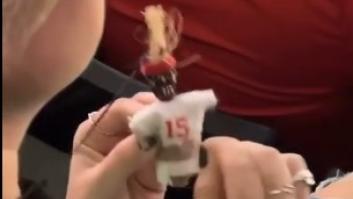 El gesto de esta fan de los Eagles en la Super Bowl para que gane su equipo desata la polémica