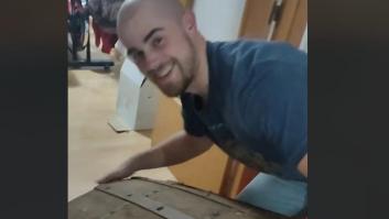 Acude al contenedor de basura, regresa a casa cargado con desperdicios y su novia alucina: "Unos ven basura y él encuentra tesoros"